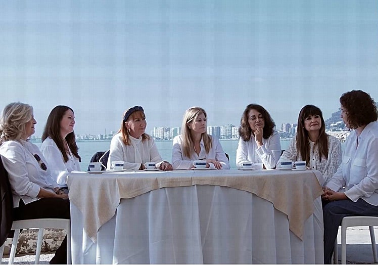 Las investigadores en las escenas grabadas en El Balneario, entre las que figura Belén Corpas (tercera por la derecha).